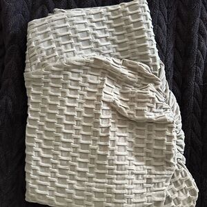 Elegant Textured Beige Leggings